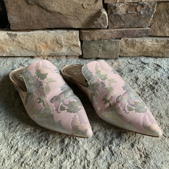 GUESS slide on flats mules - Picture 1 of 9